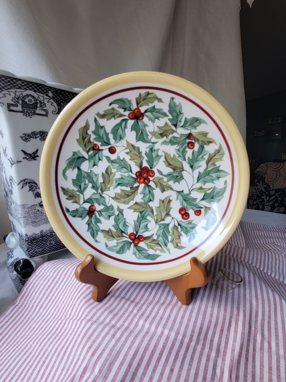 Longaberger Vintage Pottery Holly Berry 8" Plate